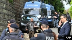 În imagine, forțe de ordine aflate în preajma Ambasadei Omanului din Roma, unde sunt programate sâmbătă negocieri între SUA și Iran, pe tema programului nucleat iranian.