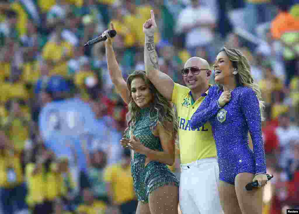 Muzičke zvijezde Jennifer Lopez, Pitbull, and Claudia Leitte