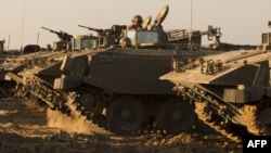 Израелски војници стационирани на границата меѓу Израел и Газа