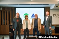 Goran Milevski (krajnje lijevo) sa kandidatom koalicije LDP i DOM za gradonačelnika Skoplja, pjevačem Arbenom Šaćirijem Benijem, (na fotografiji krajnje desno), te liderkom DOM-a Majom Moračanin i nosiocem odborničke iste koalicije LDP i DOM za Skoplje Nikolom Panovskim