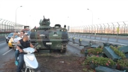 Građani osmatraju posljedice sukoba vojske i policije u Istanbulu nakon noći u kojoj nije uspio državni udra u Turskoj.