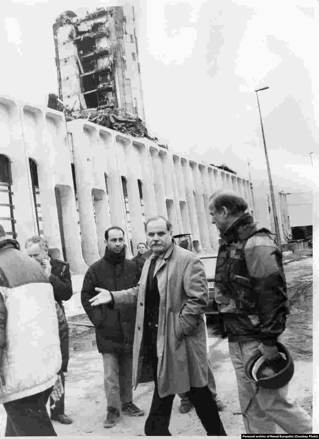 Joe Biden egykori szenátor&nbsp;Kemal Kurspahic főszerkesztővel az&nbsp;Oslobodjenje nevű újság szerkesztőségébe tesz látogatást Szarajevóban 1993-ban.