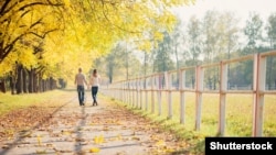 Porodični zakoni oba bosanskohercegovačka entiteta definiraju vanbračnu zajednicu kao zajednicu koja traje najmanje tri godine ili kraće, ukoliko je u njoj rođeno zajedničko dijete