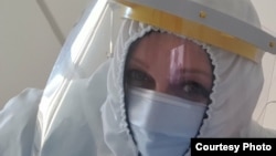 „Razlika je u tome što smo u ratu imali vidljivog neprijatelja“, kaže za RSE Meliha Botulja, medicinska sestra koja od prvog dana pandemije radi u Covid odjelu Opće bolnice „dr Abdulah Nakaš“ u Sarajevu.