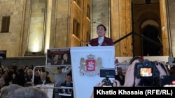 დემონსტრაციების 124-ე დღეს რუსთაველის გამზირი კვლავ გადაიკეტა, - ამჯერად ჩვეულებრივზე მეტი დემონსტრანტით. სიტყვით გამოდის სალომე ზურაბიშვილი