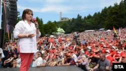 Корнелия Нинова на традиционния събор на БСП на Бузлуджа, 2019 г. 