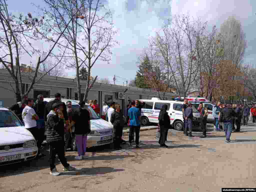 Општинската организација на Црвен крст прави списоци за утврдување на идентитетот на загинатите лица.