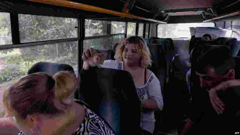 "A gyerekek számára itt már túl veszélyes volt az élet. Ha ők nem lennének, maradtunk volna" - mondta az AFP-nek Natalia. "Sok mindent hátrahagytuk. Az autónk is ott maradt. Nagyon szomorú vagyok. Olyan keményen dolgoztunk tíz évig, és most minden elveszik" - tette hozzá