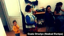 Varrni tanulnak, sofőriskolába járnak az Arénában élő romák.