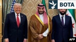 Presidenti i SHBA-së, Donald Trump, princi i Kurorës i Arabisë Saudite, Mohammed bin Salman, dhe presidenti i përkohshëm i Sirisë, Ahmed al-Sharaa, në Riad, më 14 maj.