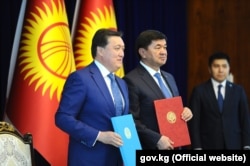 Глава правительства Кыргызстана Мухаммедкалый Абылгазиев и премьер-министр Казахстана Аскар Мамин. 12 июля 2019 г.