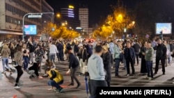 Participanții la protestul din Novi Sad fac fotografii cu mâini roșii, un simbol pentru mesajul „mâinile tale sunt însângerate”, pe 2 noiembrie 2025.