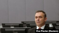 Rexhep Selimi gjatë paraqitjes së parë pranë Dhomave të Specializuara. 