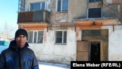 Житель Темиртау Манай Казакпаев, переехавший с родителями из Узбекистана, около трех лет живет на Правом берегу в четырехэтажном ветхом доме.