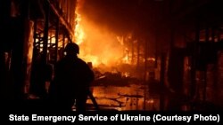 Vatrogasac radi na lokaciji skladišta pogođenog ruskim raketnim udarom u Dnjepru 10. aprila, 2025. 