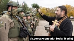 Священник благословляет бойцов крымского военизированного формирования "БАРС-Крым" перед отправкой на войну, 28 октября 2025 года