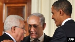 Барак Обама во Белата Куќа со Бенјамин Нетанјаху и со Махмуд Абас
