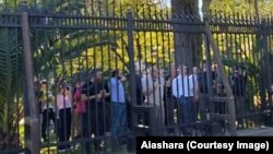 7 ოქტომბერს, აფხაზეთის "პარლამენტში" რუსი ინვესტორებისთვის პრივილეგიების მინიჭებაზე მსჯელობდნენ. ოპონენტები განხილვაზე არ შეუშვეს. გარეთ დარჩა მედიაც.