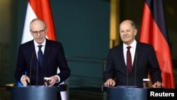 Aflat într-o vizită în Luxemburg, cancelarul german Olaf Scholz a cerut țărilor europene să crească livrările de arme către Ucraina. Foto: Cancelarul Olaf Scholz (d), premierul luxemburghez, Luc Frieden (s).