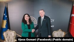Presidentja e Kosovës, Vjosa Osmani, e takon presidentin turk, Recep Tayyip Erdogan, në Forumin e Diplomacisë në Antalia, 11 prill.