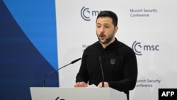 უკრაინის პრეზიდენტი, ვოლოდიმირ ზელენსკი მიუნხენის უსაფრთხოების კონფერენციაზე გამოსვლისას. 15 თებერვალი, 2025 წელი 