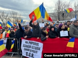 Protestatarii pro-Georgescu din mitingul din fața CCR au hărțuit jurnaliștii de la posturile de știri considerate „neprietenoase” cauzei lor.