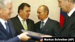Régi barátság: Schröder és Putyin Jekatyerinburgban, 2003. október 9.