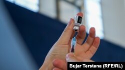 Një punëtor shëndetësor në një qendër vaksinimi në Gjilan bëhet gati të administrojë një dozë të vaksinës. Fotografi nga arkivi. 