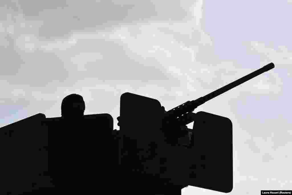 Oklopni automobil Policije Kosova na Jarinju. (27. septembar)