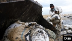 Сбор мазута на пляже в Анапе, иллюстративная фотография