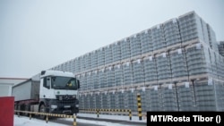 Üveghulladékkal teli kamiont mérlegelnek egy orosházi üzemben, 2017. január 25-én.