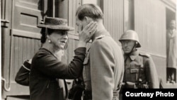 După plecarea din România, Regina Mamă Elena își vedea fiul de două ori pe an, timp de o lună, în prezența aghiotanților trimiși de fostul soț, Regele Carol al II-lea.