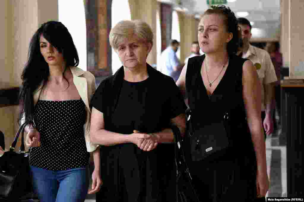 ზურაბ ბუდაღაშვილის დედა საქალაქო სასამართლოში.