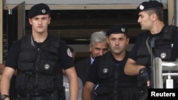 Policija na Kosovu u julu 2010 hapsi guvernera Hashima Rexhepija u istrazi o korupciji