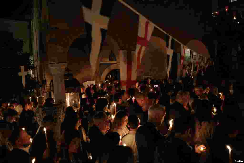 Vjernici u hramu Groba Gospodnjeg povodom Uskrsa, Atina, Grčka, 20. aprila 2025.