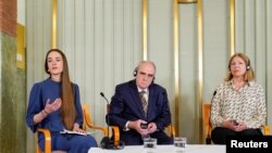 Oleksandra Matviychuk iz Ukrajinskog centra za građanske slobode, predstavnik ruskog Memorijala Jan Rachinsky i Natalia Pinchuk, supruga zatvorenog bjeloruskog disidenta Alesa Byalyatskog, obraćaju se na pres-konferenciji u Oslu 9. decembra.
