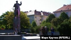 Облитый розовой краской памятник маршалу Советского Союза Ивану Коневу 