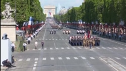 Američki i francuski predsjednici i vojnici na paradi u Parizu