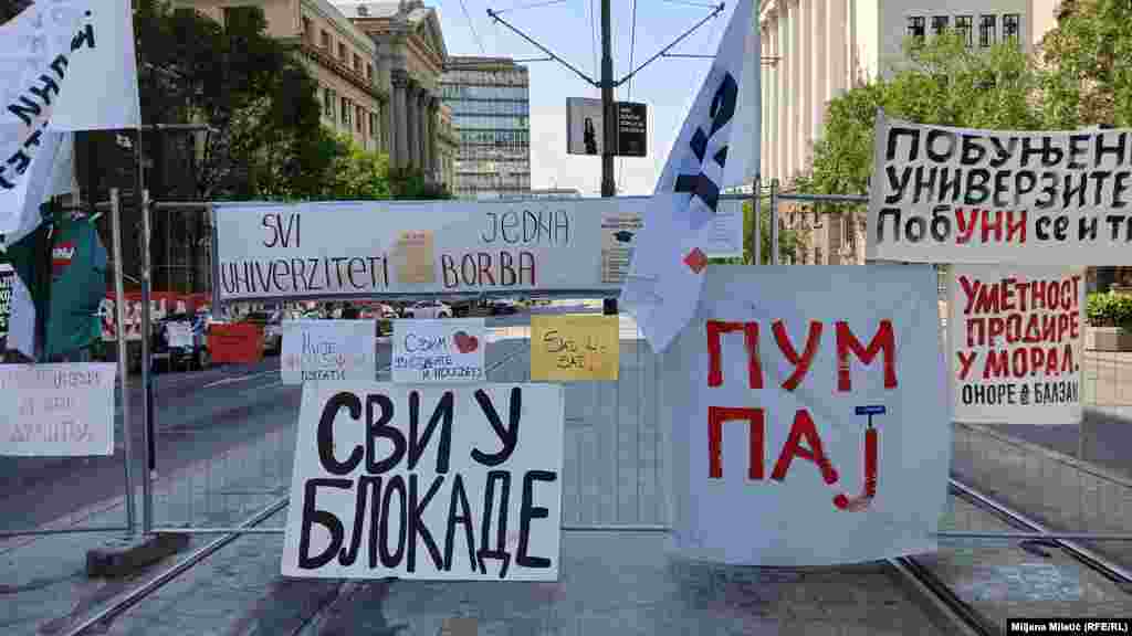 Inače, studenti u blokadi širom Srbije blokiraju fakultete insistirajući na utvrđivanju odgovornosti za stradanje 16 ljudi u padu betonske nadstrešnice Železničke stanice u Novom Sadu 1. novembra prošle godine. Poslednji zahtev studenata u blokadi je raspisivanje vanrednih parlamentarnih izbora, što vlasti za sada odbacuju.