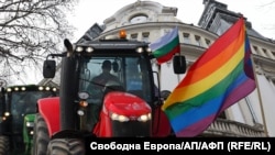 Колаж със снимки на трактор и флаг, символизиращ ЛГБТ общността, на фона на сградата на Министерството на земеделието в София