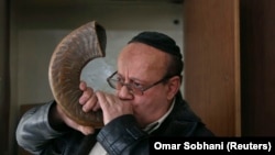 ზაბულონ სიმანტოვი, ბოლო ებრაელი, რომელმაც ქაბული დატოვა, ტრადიციულ შოფარზე უკრავს ქაბულის სინაგოგაში. 2013 წელი