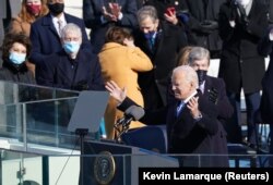 Joe Biden amerikai elnök elmondja beszédét, miután esküt tett az Egyesült Államok 46. elnökeként a Capitolium nyugati frontján, Washingtonban, 2021. január 20-án. REUTERS / Kevin Lamarque
