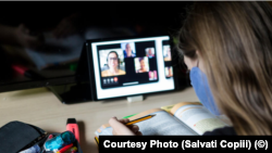 Elevii de clasa a VIII-a sunt primii care au învățat după programe școlare noi după adoptarea legii educației naționale din 2011.