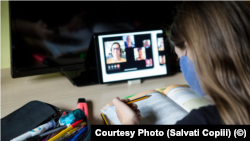 илустрација, ученичка следи онлајн настава