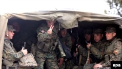 ჯარისკაცები სოფელ მუხროვანთან 5 მაისს