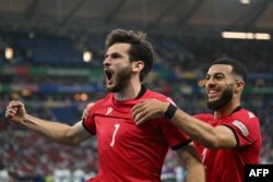 ხვიჩა კვარაცხელია (მარცხენა) და გიორგი მიქაუტაძე აღნიშნავენ პორტუგალიის ეროვნული ნაკრების კარში გატანილ გოლს. 2024 წლის 26 ივნისი.