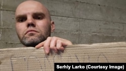 Unul dintre cei 15 ucraineni blocați în zona-tampon de la granița ruso-georgiană care au declarat greva foamei.