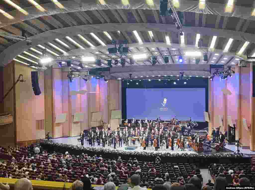 Unul dintre cele mai impresionante concerte ale ediției din acest an a fost cel al Orchestrei Libertății Ucrainene - Ukraine Freedom Orchestra. Dramatic. Prima lucrare a fost dedicată victimelor atrocităților rusești de la Bucha (2022). Imaginile de acolo au tulburat o lume întreagă și au intrat în istorie. Au intrat, iată, și în istoria muzicii. Dirijorul Keri Lyn Wilson a completat programul cu Richard Strauss și Antonin Dvorak. Dacă aveți puțin timp, citiți mai multe despre acest concert pe site-ul Festivalului. Enescu și artele iubesc libertatea.