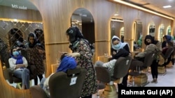 Într-un salon de frumusețe din Kabul, în aprilie 2021. După ce au revenit la putere, Talibanii au închis toate saloanele de frumusețe.