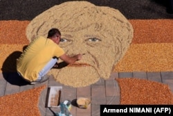 Még váratnak magukra a gondtalan nyugdíjas évek Angela Merkel számára. A kancellár talán az új évig is ügyvezetőként kormányoz tovább. A magokból kirakott Merkel-kép egy koszovói művész, Alkent Pozhegu alkotása, és Gjakova városban látható